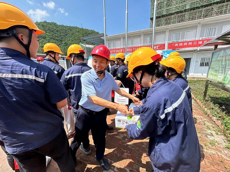 三伏送清涼，高溫不服“暑”——王琦走進基層慰問一線職工并調(diào)研指導(dǎo)工作